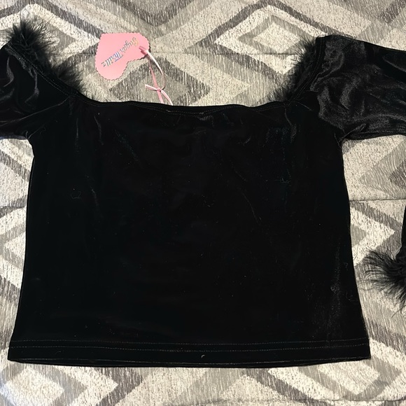 Sugar Thrillz Blafk off the shoulder crop top with fuzzy trim - Picture 8 of 8